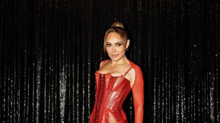 Sahneden Dünyaya Barış Mesajı     Ziynet Sali Sahneyi Büyüledi