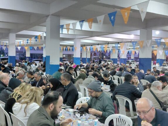 Muratpaşa’da Dev İftar Buluşması: 2 Bin Kişi Aynı Sofrada Bir Araya Geldi