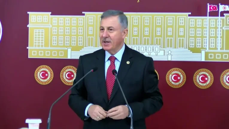 Özdağ, İtalyan Lisesi Öğretmenlerinin Mağduriyetini TBMM’ye Taşıdı