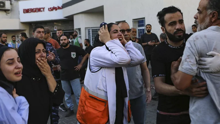 “MÜSLÜMAN ÜLKELERİN BİRLEŞİP İSRAİL İLE TİCARETE SON VERMESİ GEREKİYOR” DİYEN KADIN ANNE, FİLİSTİN’DEKİ SİVİL KAYIPLARA DİKKAT ÇEKTİ