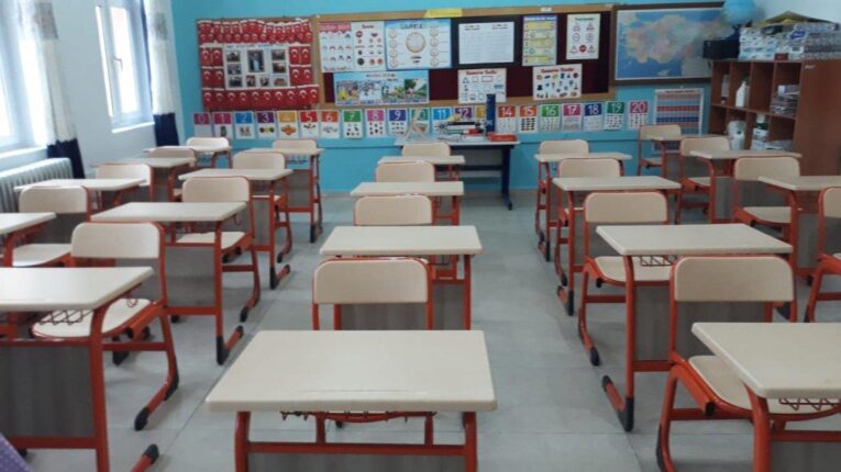 OKULDA SİLAHLARIN GÖLGESİ: EĞİTİM NEREDE BAŞLAR, NEREDE BİTER?