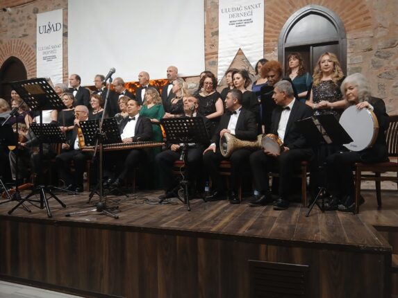 BAHARLA GELEN EZGİLER