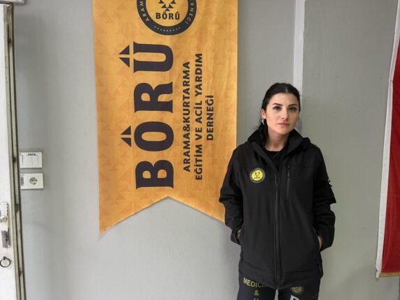 ECZACI TEKNİSYENİ BETÜL İLHAN, SAĞLIK BİLGİSİNİ ARAMA KURTARMAYA TAŞIYOR