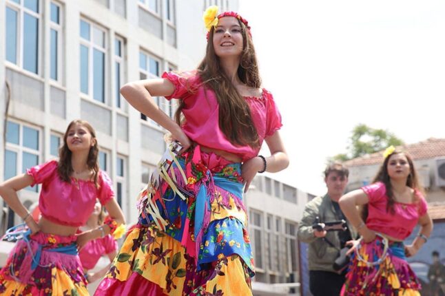 ROMANLAR, DANSLARI, MÜZİKLERİ, DAYANIŞMALARI VE KADIN ERKEK ÖZGÜRCE YAŞAMALARIYLA ÖRNEK BİR HALKIMIZ.