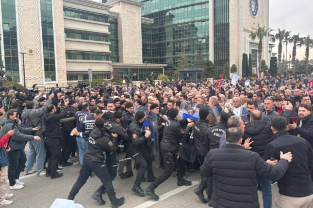 BURSANIN İRADESİ YOK EDİLİRKEN GERÇEK PARTİLİLER DİRENİYOR