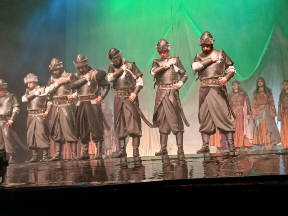 ÇINARIN GÖLGESİNDE: BİR RÜYANIN SAHNEDEKİ YANKISI