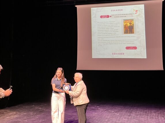 Ecrin Yüntem’e Anlamlı Ödül “Doğanın Gücü Bizim Bilgimiz” ile ESKADER’de “Çocuk Kitabı” Başarısı