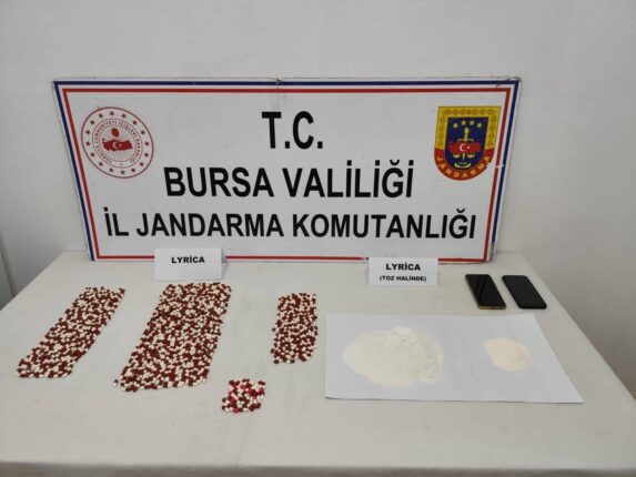 BURSA’DA NARKOTİK DARBE: 2 BİN ADETİN ÜZERİNDE SENTETİK ECZA ELE GEÇİRİLDİ
