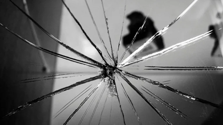 AYNA KIRIK DEĞİL, BİZ EĞRİYİZ.