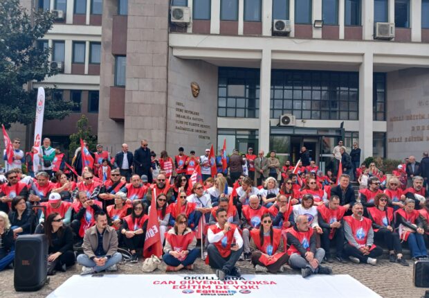Eğitim-İş Bursa’dan Sert Çıkış: “Okullar Kan Gölüne Döndü, Sorumlular Hâlâ Seyrediyor!”