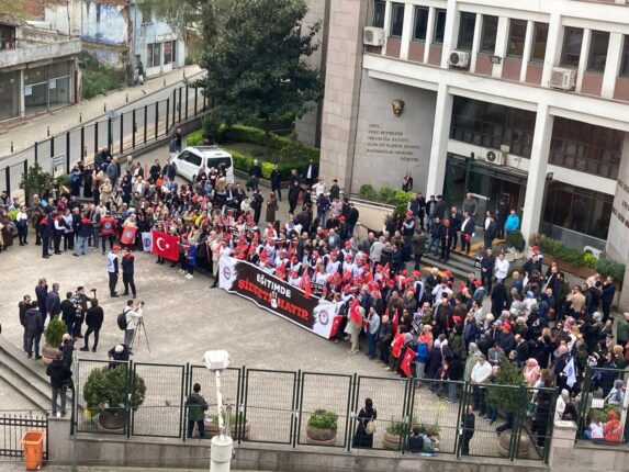 EBS BURSA’DAN SİVEREK’TEKİ SALDIRIYA TEPKİ: “OKULDA ŞİDDET İSTEMİYORUZ”
