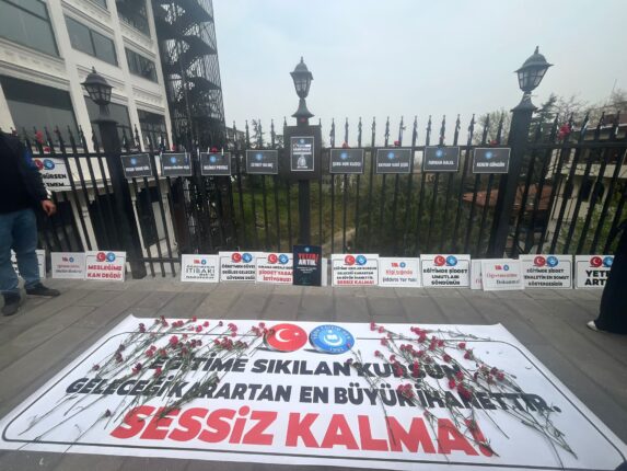Kalemler Konuşuyor, Karanfiller Ağlıyor…