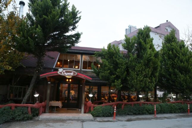 Bursa FSM’de Doğayla İç İçe Bir Lezzet Durağı: Öz Şark Kebap, Şehrin Gürültüsüne Alternatif Sunuyor