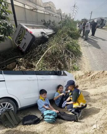 Alanya da kediler yola çıkınca  okul servisi şarampole uçtu,  6 öğrenci yaralı