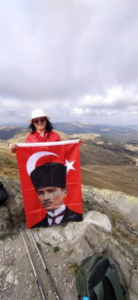 O YARINI GÖRÜYORDU, DÜNYA HÂLEN DÜNE TAKILI KALDI.