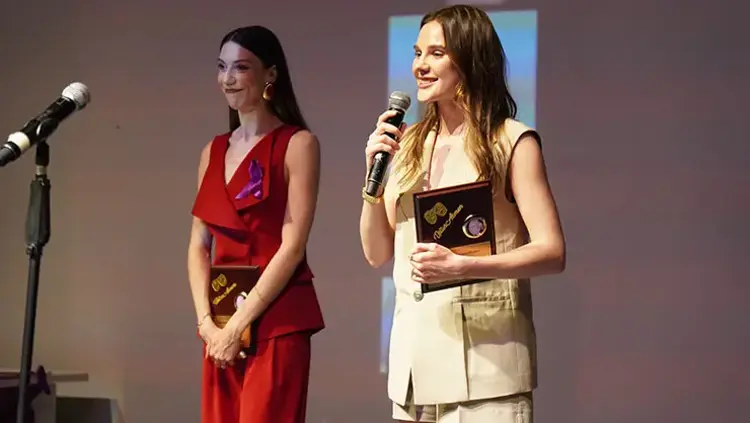 Alina Boz, İlk Tiyatro Oyunuyla İlk Tiyatro Ödülünü Kazandı