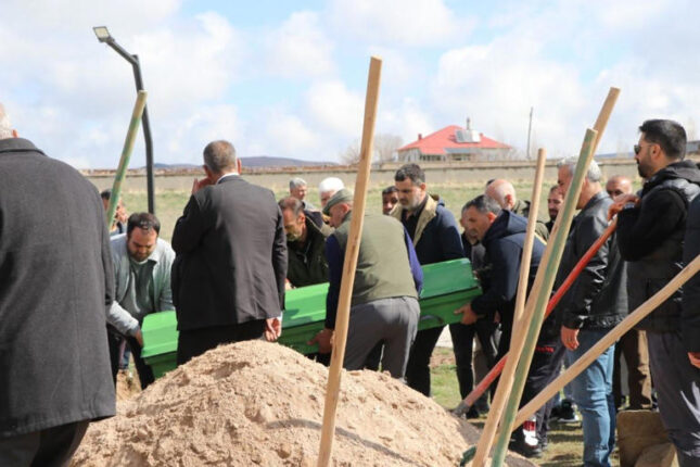 KÜÇÜK HAMZA TOPRAĞA VERİLDİ, KUZENİ YAŞAM SAVAŞI VERİYOR