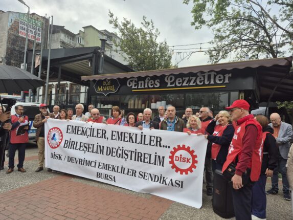 Bursa’da Emekli İsyanı: “Bu Düzen Emekliyi Açlığa, Hastalığa ve Sessiz Ölüme Mahkûm Ediyor”