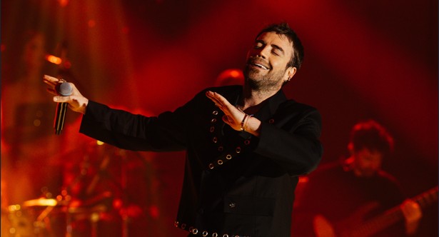 EFSANE GERİ DÖNDÜ!     MURAT DALKILIÇ SAHNELERE MUHTEŞEM DÖNÜŞ YAPTI