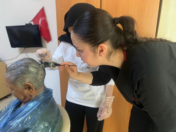 Meslek Lisesi Öğrencilerinden Huzurevinde Bayram Bakımı