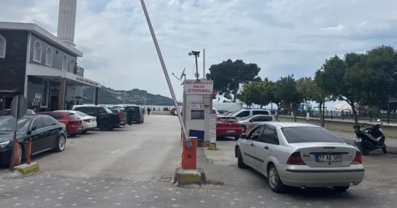 Gemlik Sahil Parkı Otoparkındaki Kaos İsyanı: “Bir Otoparka Görevli Koyamayanlar Gemlik’i Nasıl Yönetecek?”