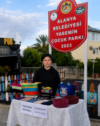 İki Çocuğuna Bakmaya Çalışan Anneye Tezgâh Engeli İddiası: “Alın Teriyle Kazandığı Ekmek Kapısı Kapatılıyor”