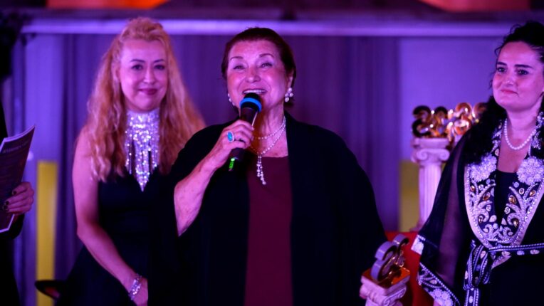 “BİN BİR GECE SANATI” ETKİNLİĞİNDE DİLEK TÜRKER’E MESLEK ONUR ÖDÜLÜ
