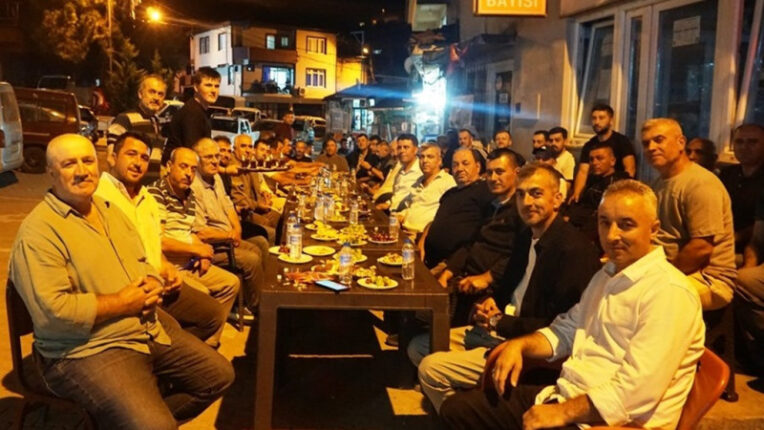İZNİK’TE SEÇİM HAREKETLİLİĞİ! TACİR KÖYÜNDE MEHMET ZENGİN’E YOĞUN İLGİ