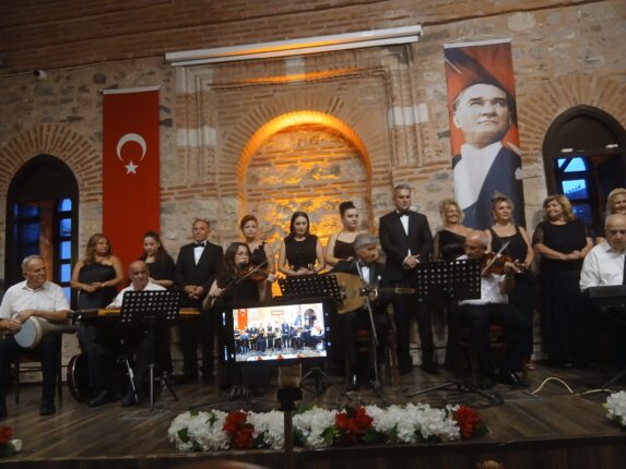 BESTECİNİN KENDİ DÜNYASINA  YOLCULUK