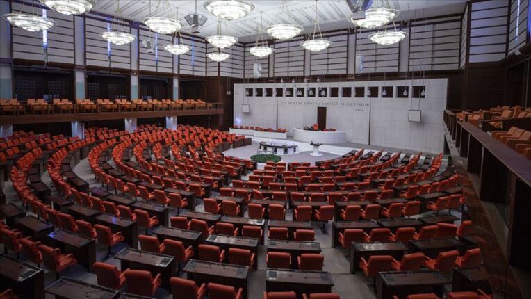 Türkiye’de siyasi parti sayısı yeniden tartışılıyor: “Demokrasinin gücü mü, temsil sisteminde yeni düzenleme ihtiyacı mı?”