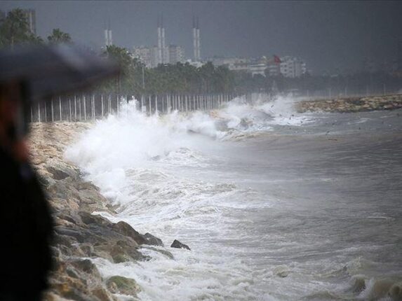 Bursa’da kuvvetli rüzgâr ve fırtına alarmı! Meteoroloji saat vererek uyardı