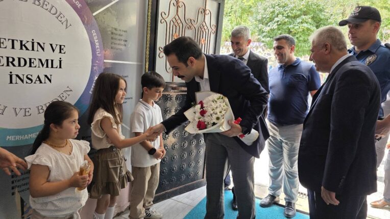 GERCÜŞ’TE DEVLETİN GÜLER YÜZÜ: KAYMAKAM MEHMET ZAHİD UZUN