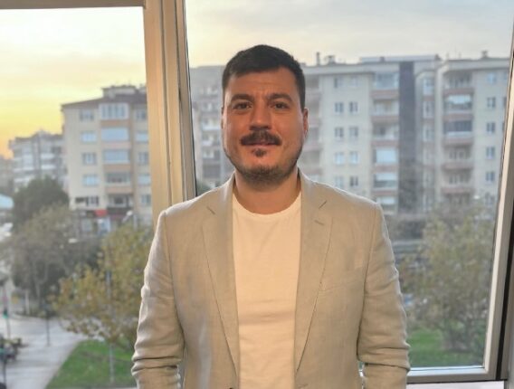CHP Nilüfer İlçe Başkanlığı binasına asılan “Yeni Partiye Üye Ol” afişine tepki