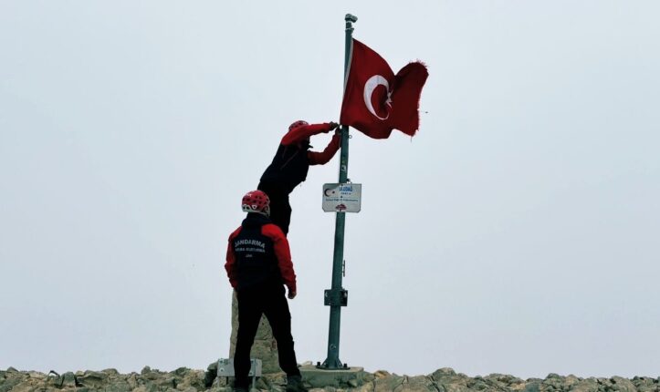 JAK Timlerinden 30 Ağustos’un 104. Yıl Dönümünde Uludağ’ın Zirvesinde Anlamlı Tırmanış