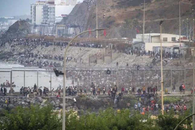 İspanya’nın Ceuta Sınırında Göç Krizi Derinleşiyor: Binlerce Düzensiz Göçmen Avrupa’ya Geçmeye Çalışıyor