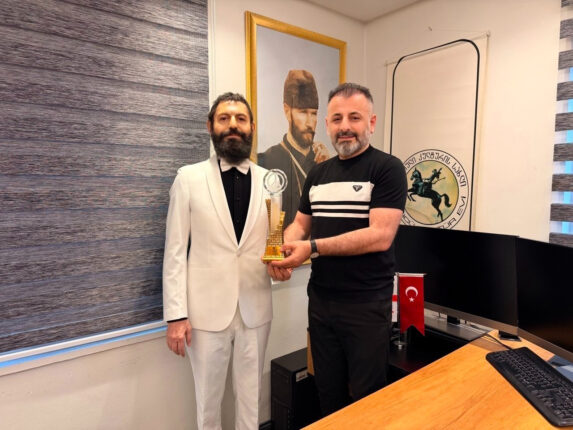 Akif Manaf “Sanat ve Barış Ödülü” ile Onurlandırıldı