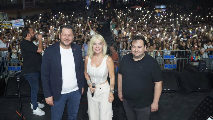 Pınarhisar’da festival coşkusu zirve yaptı: Ömür Gedik sahneye damga vurdu