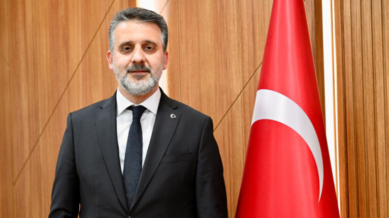 Bursa’daki Atatürk Portresi Tartışmasına Şahin Biba Açıklaması: “Atatürk’ü Bir Yalana Alet Ederek Siyaset Yapmak Acizliktir”