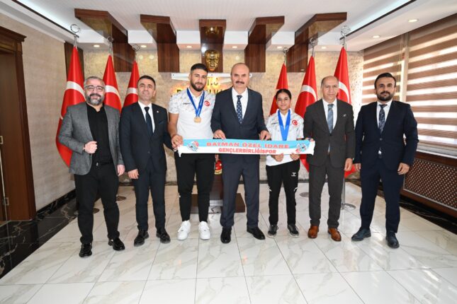 Vali Canalp, Avrupa Şampiyonu Sporcuları Altınla Ödüllendirdi