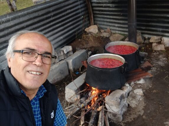Ekonomi yazarı Orhan Çelik’ten Şavşat’ta köy mesaisi: Odun ateşinde kuşburnu keyfi